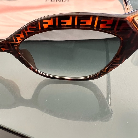 Fendi cat eye dark Havana sunglasses. Authentic and brand new. Perfect condition - Picture 6 of 10